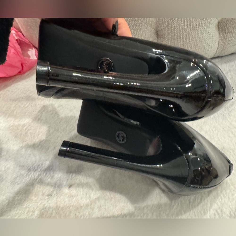 MICHAEL MICHAEL KORS
Brielle Patent Leather Pump - Picture 6 of 7